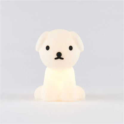 Erleuchten Sie die Träume Ihres Kindes mit einer süßen Snuffy-Nachtlampe. Mit ihrem sanften, beruhigenden Licht und ihrem kultigen Design schafft Snuffy eine behagliche Atmosphäre zur Schlafenszeit. Da sie einfach zu bedienen und kindersicher ist, ist sie der perfekte Begleiter für eine gute Nachtruhe. Süße Träume!