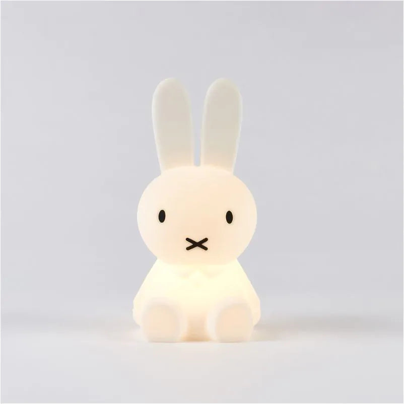 Erleuchten Sie die Träume Ihres Kindes mit einer süßen Miffy-Nachtlampe.