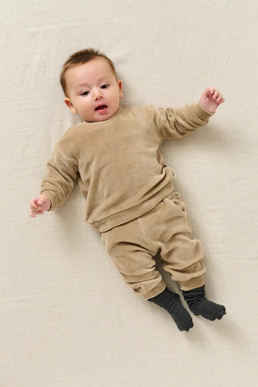 Süße  Baby-Sweatshirt aus Velour von My Little Cozmo ist extra weich, warm und perfekt für Herbst und Winter.