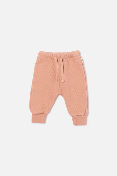Süße Babyhose im gesteppten Zickzack-Muster aus 100% Baumwolle von My Little Cozmo. 