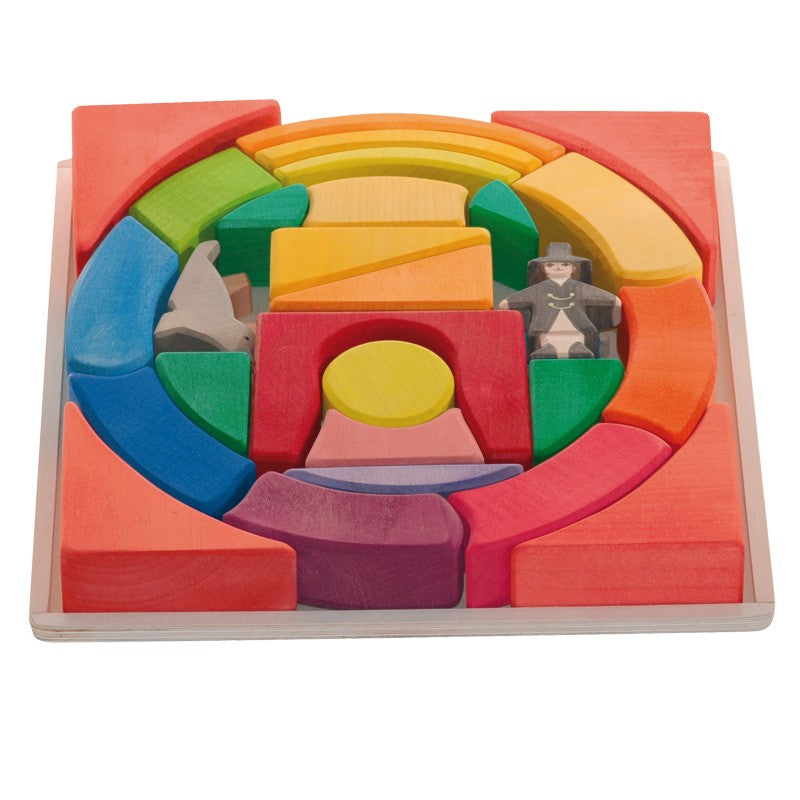 Beim Spielen mit unseren Baukästen werden Sinne und Raumgefühl angeregt und entwickelt. Und durch die kleinen Figuren werden Kinder zugleich ins freie Spielen hineingeführt. 