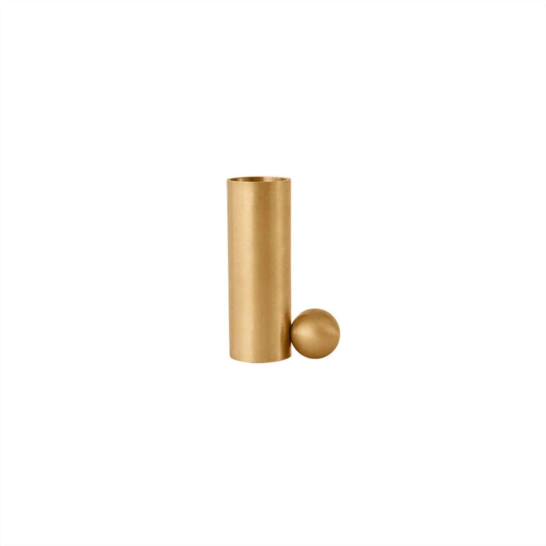 Der wunderschöne Palloa-Kerzenständer aus massivem, gebürstetem Messing sorgt mit seinem schlichten und eleganten Design für Atmosphäre und Gemütlichkeit im modernen Zuhause. Der Kerzenständer besteht aus massivem Messing und erhält daher mit der Zeit eine natürliche und schöne Patina. Wenn Sie den Kerzenständer polieren möchten, können Sie eine Politur verwenden, die für Messing geeignet ist.