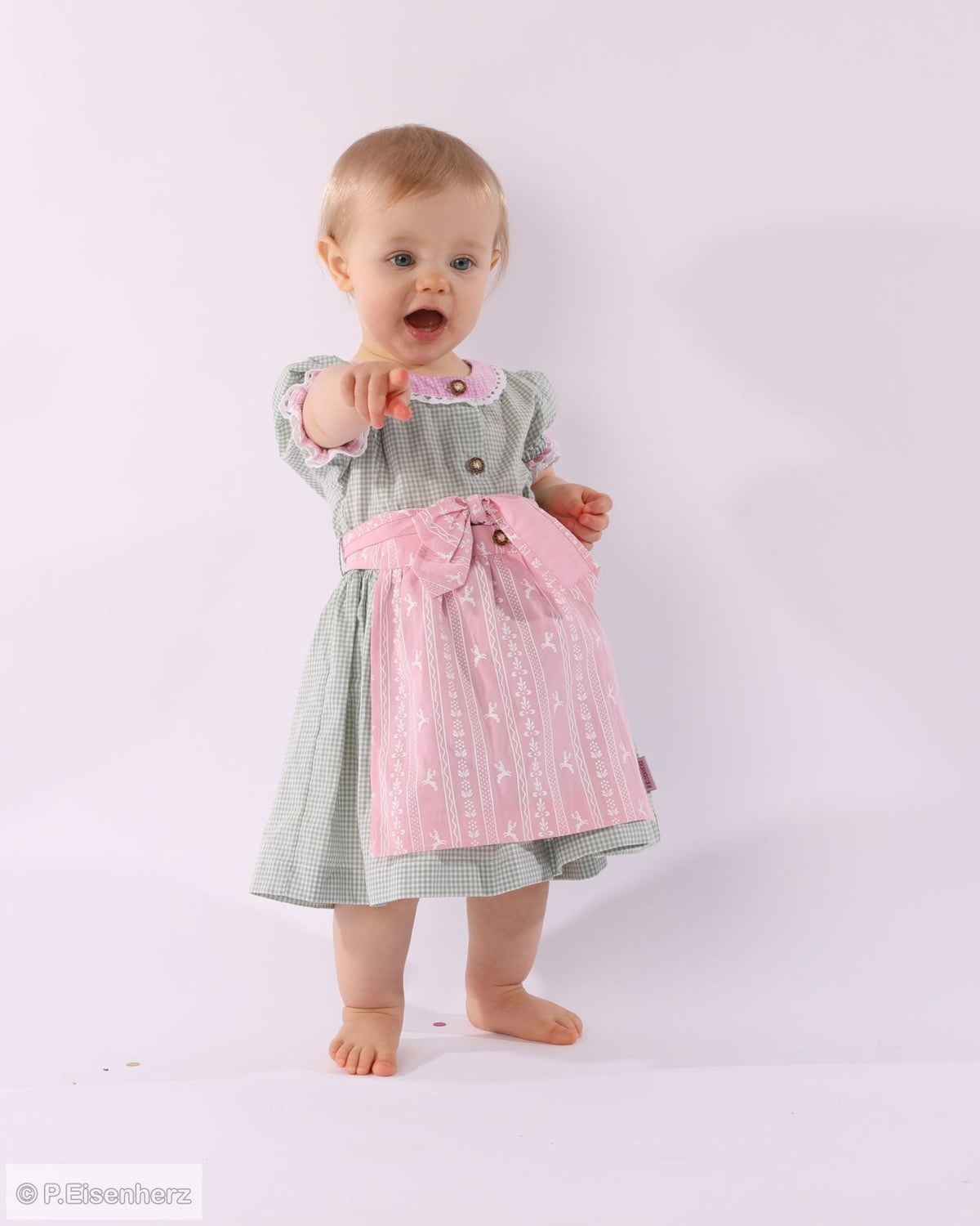 Das entzückende grüne Dirndl mit rosa Schürze für Mädchen von P. Eisenherz.