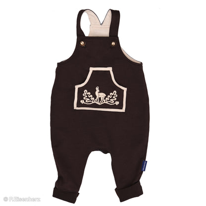Niedlicher Babystrampler in dunkelbraun mit Eichenlaub Stickerei und kleiner Beuteltasche von P. Eisenherz. 