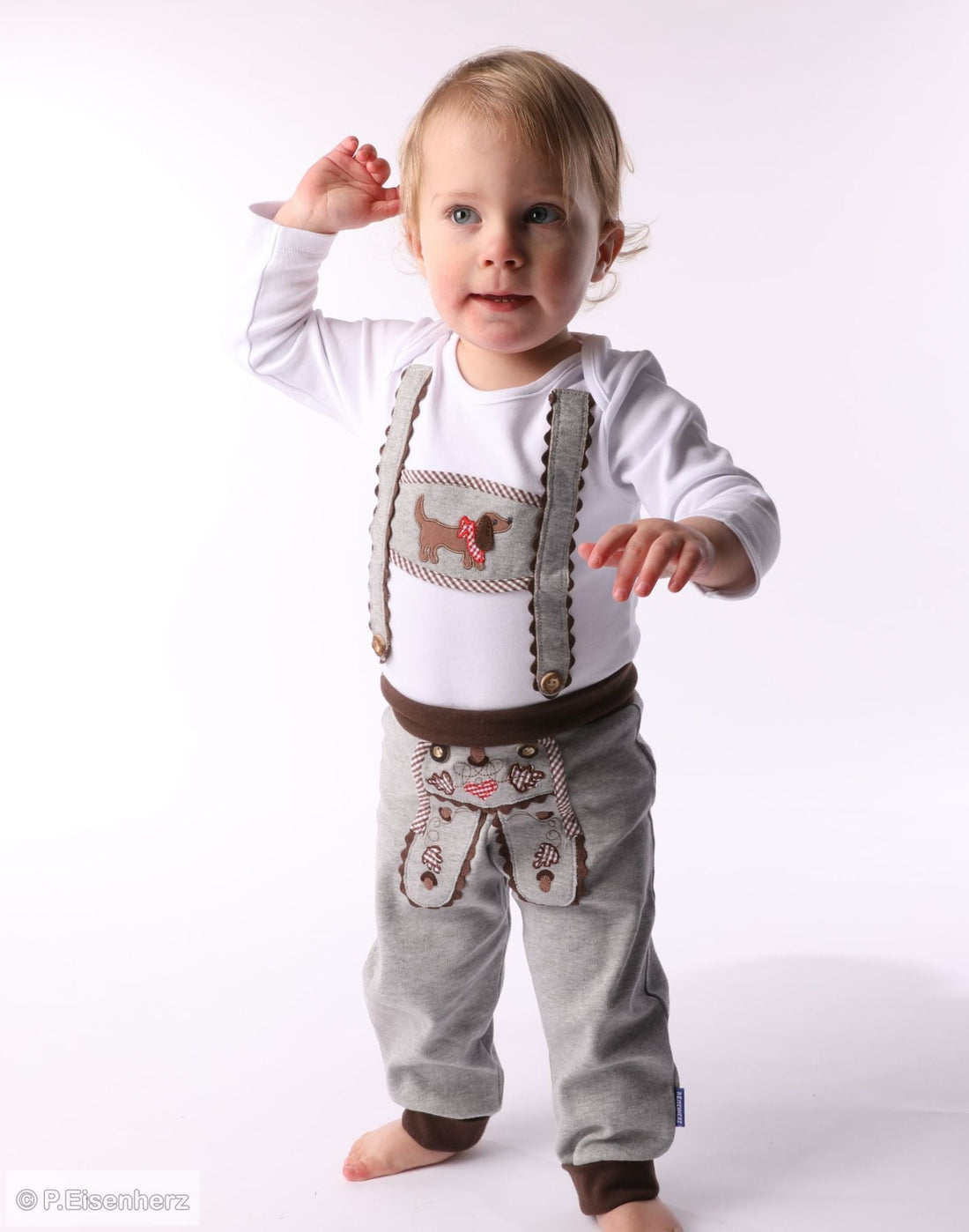Babyhose von P. Eisenherz mit appliziertem Hosenlatz mit Eichblatt Stickerei und schöner Borte.
