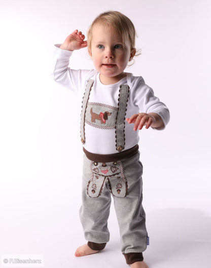 Babyhose von P. Eisenherz mit appliziertem Hosenlatz mit Eichblatt Stickerei und schöner Borte. 