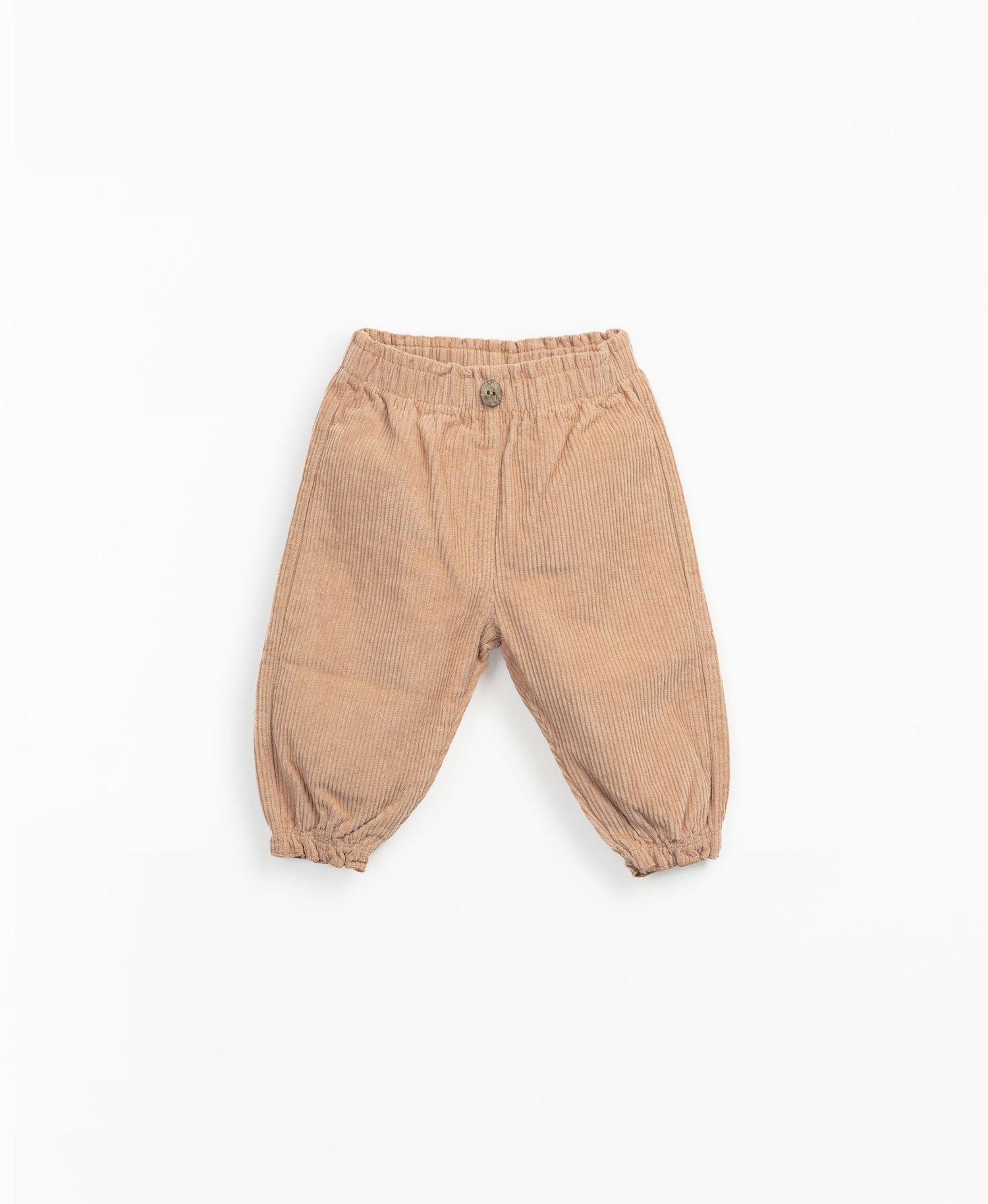 Diese Hose besteht aus Bio-Baumwollstoff in der Farbe Susana. Das Modell hat eine elastische Taille und Säume und einen dekorativen Kokosnussknopf.