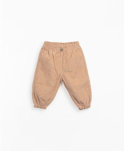 Diese Hose besteht aus Bio-Baumwollstoff in der Farbe Susana. Das Modell hat eine elastische Taille und Säume und einen dekorativen Kokosnussknopf.