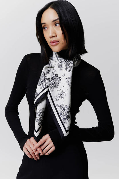 Das Seidentuch Toile Valentine ist in Zusammenarbeit mit der Designerin Bärbel Dressler entstanden und ist von dem Toile de Jouy Stil inspiriert. Das quadratische Tuch mit künstlerischem Design legt sich elegant um deinen Hals und lässt sich auf viele Arten stylen.&amp;nbsp;