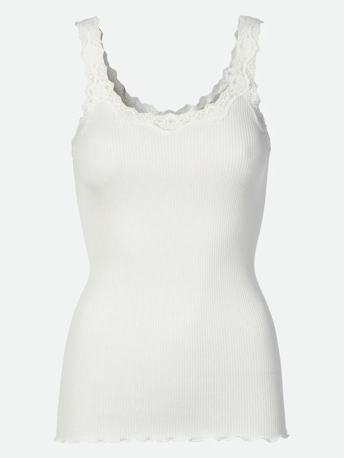 Tanktop mit rundem Ausschnitt, Spitzenträgern, Kräuselkante unten und ohne Seitennähte.
