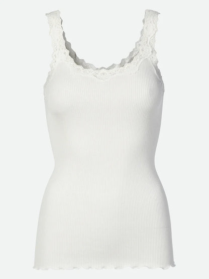 Tanktop mit rundem Ausschnitt, Spitzenträgern, Kräuselkante unten und ohne Seitennähte.

