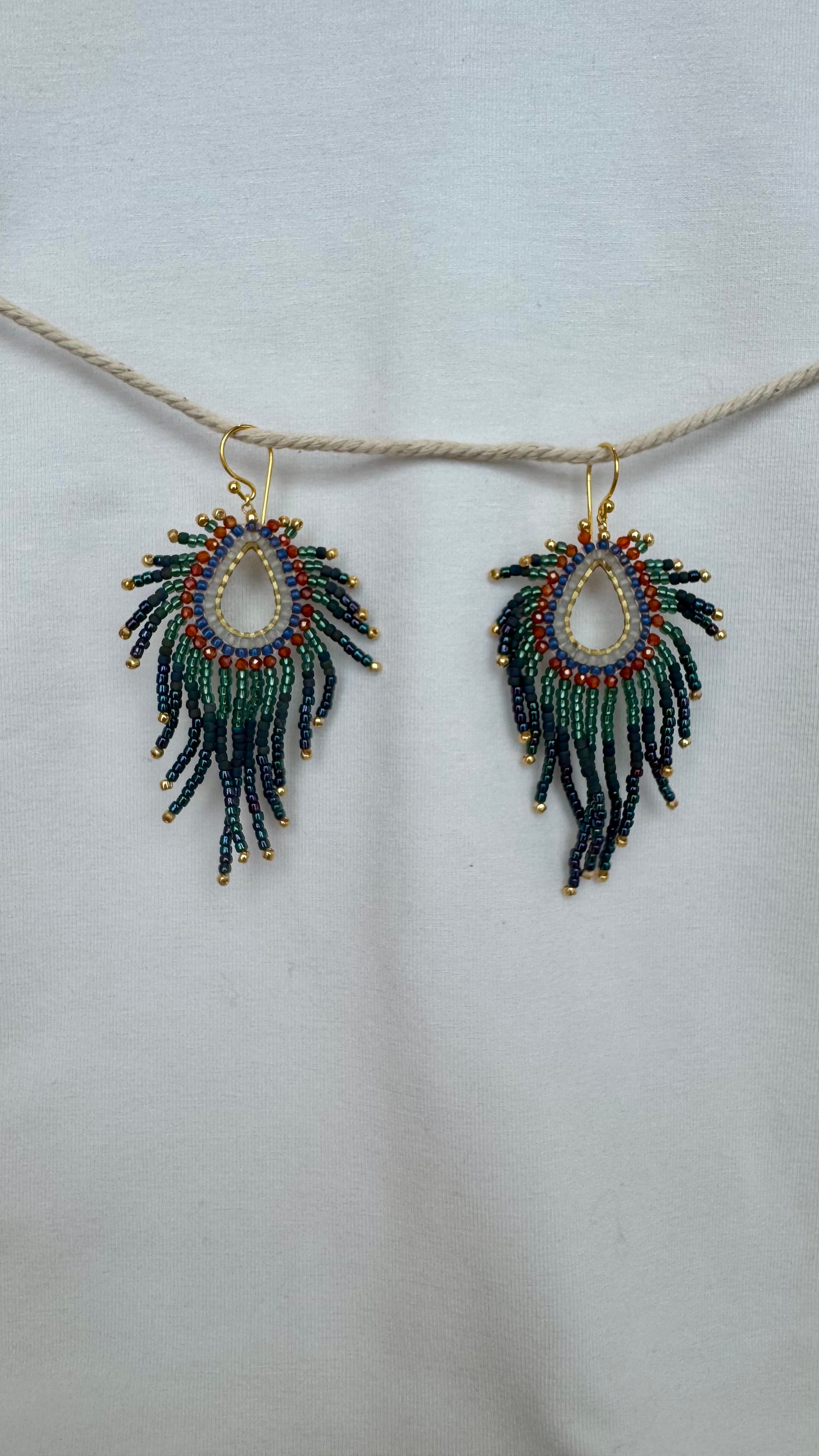 Sister Schmuck - handgefertigte Ohrringe Pfau klein grün-grau