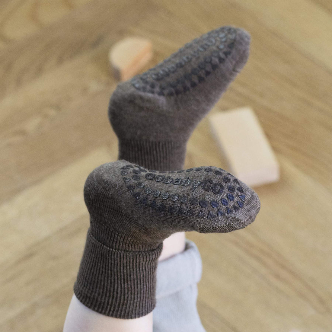 Stoppersocken Wolle braun, produziert in Europa von Go Baby Go