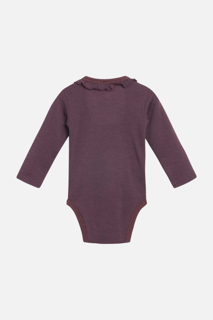 Baby Body Wolle/ Bambus plum mit Rüschenkragen, fair produziert von Hust and Claire