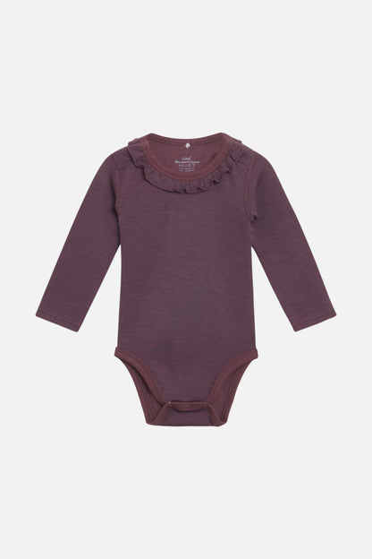 Baby Body Wolle/ Bambus plum mit Rüschenkragen, fair produziert von Hust and Claire