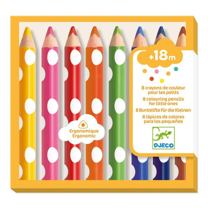 Erste Buntstifte in Dreiecksform, kurz und dick, sie liegen leicht in den Händen der Kleinsten, um hübsche Zeichnungen oder Ausmalungen zu machen. Leuchtende Farben und starke Leitungen: Sie markieren sehr gut.