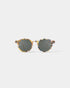 Diese coole Sonnenbrille für Mädchen und Jungen von Izipizi wurde für alle Aktivitäten und Ausflüge bei sonnigem Wetter, im Sommer wie auch im Winter entwickelt.