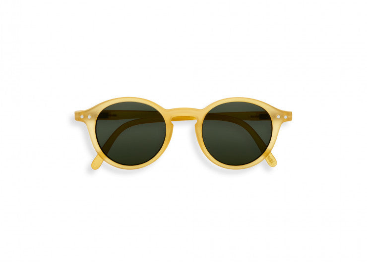 Diese süße Sonnenbrille für Mädchen von Izipizi wurde für alle Aktivitäten und Ausflüge bei sonnigem Wetter, im Sommer wie auch im Winter entwickelt. Sie schützt optimal mit einem 100% UV-Schutz der Kategorie 3, ohne einen unangenehmen Druck auf die Nase oder Ohren auszuüben. Für den perfekten Partnerlook gibt es die Brille auch noch für alle Mamas und Nicht-Mamas.
