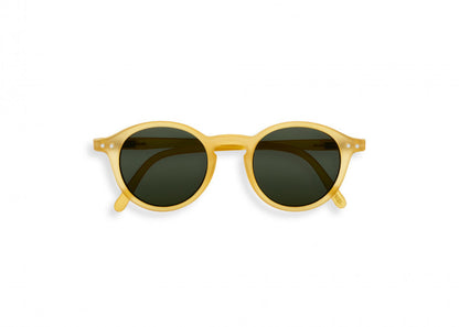 Diese süße Sonnenbrille für Mädchen von Izipizi wurde für alle Aktivitäten und Ausflüge bei sonnigem Wetter, im Sommer wie auch im Winter entwickelt. Sie schützt optimal mit einem 100% UV-Schutz der Kategorie 3, ohne einen unangenehmen Druck auf die Nase oder Ohren auszuüben. Für den perfekten Partnerlook gibt es die Brille auch noch für alle Mamas und Nicht-Mamas.