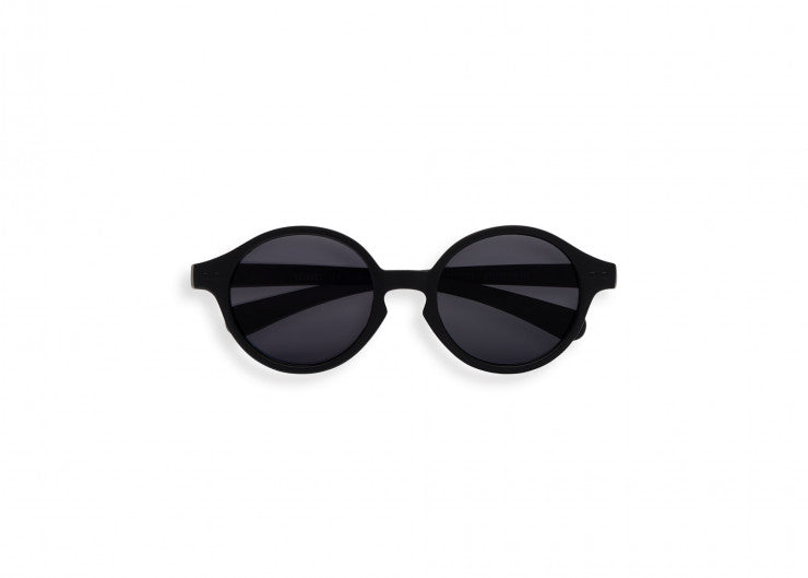 Diese süße Sonnenbrille für Mädchen von Izipizi wurde für alle Aktivitäten und Ausflüge bei sonnigem Wetter, im Sommer wie auch im Winter entwickelt. Sie schützt optimal mit einem 100% UV-Schutz der Kategorie 3, ohne einen unangenehmen Druck auf die Nase oder Ohren auszuüben.