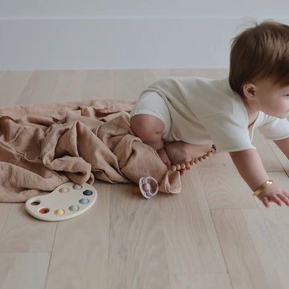 Mushie - Swaddle blush 120cm aus Biobaumwolle - AURYN Shop