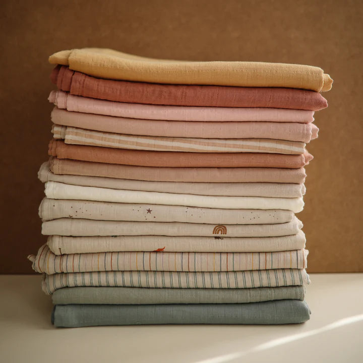 Mushie - Swaddle blush 120cm aus Biobaumwolle - AURYN Shop